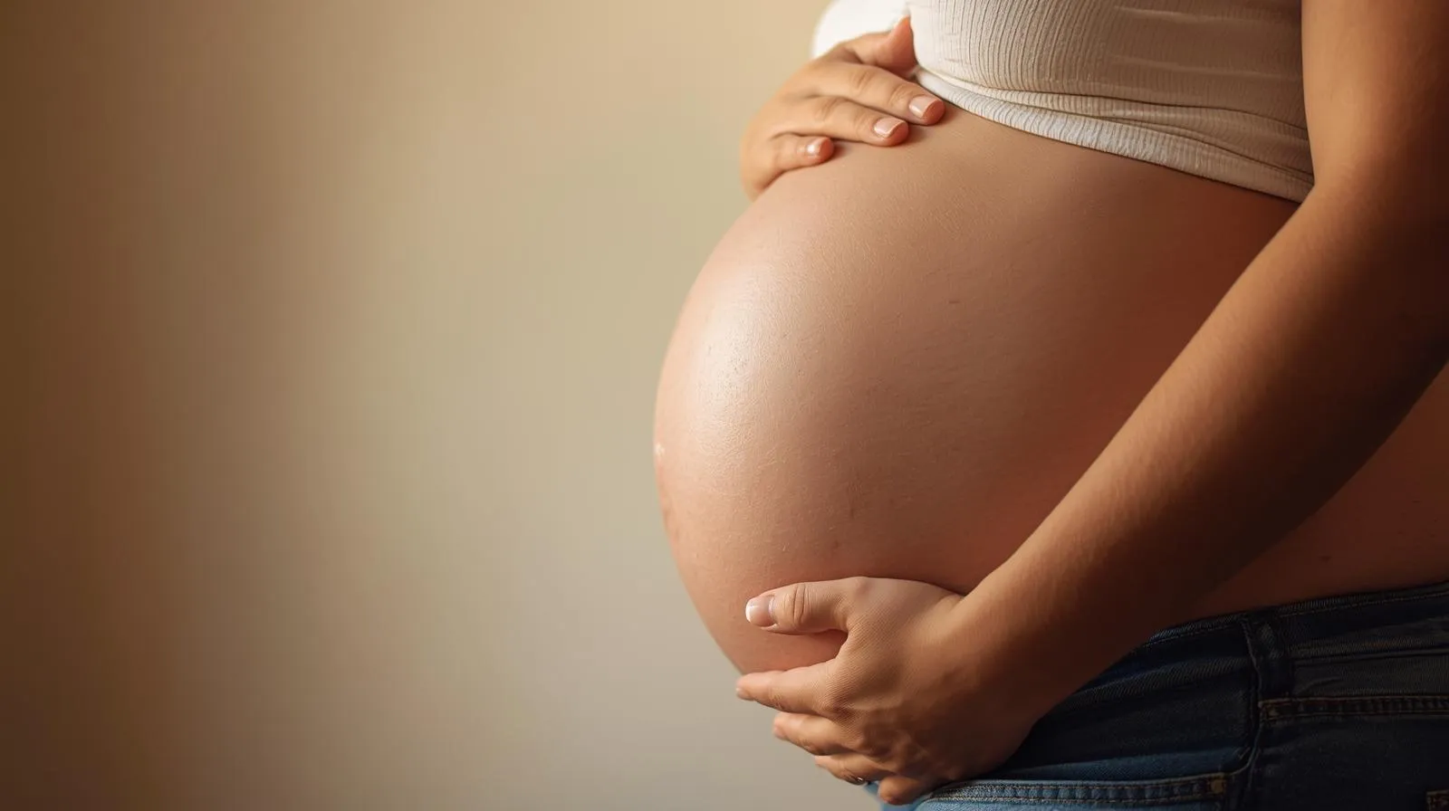 Ultralydsundersøgelse udført på gravid mave i klinikmiljø.