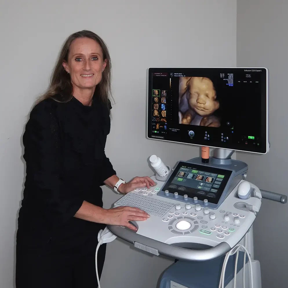 Sonograf udfører 3D-graviditetsscanning på moderne ultralydsscanner i klinik