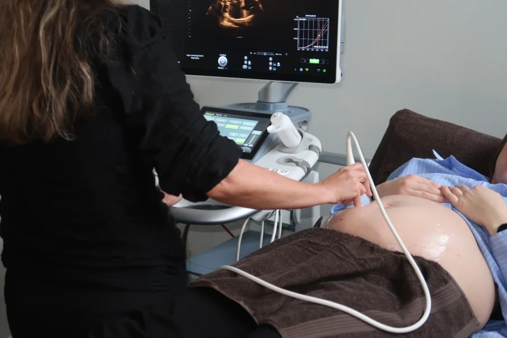Professionel graviditetsscanning udført med avanceret ultralydsudstyr i klinik