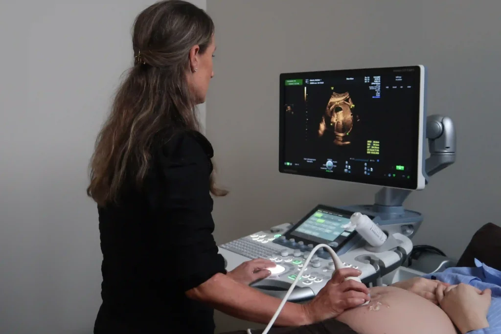 Professionel privat 3D-graviditetsscanning udført med avanceret ultralydsscanner i klinik